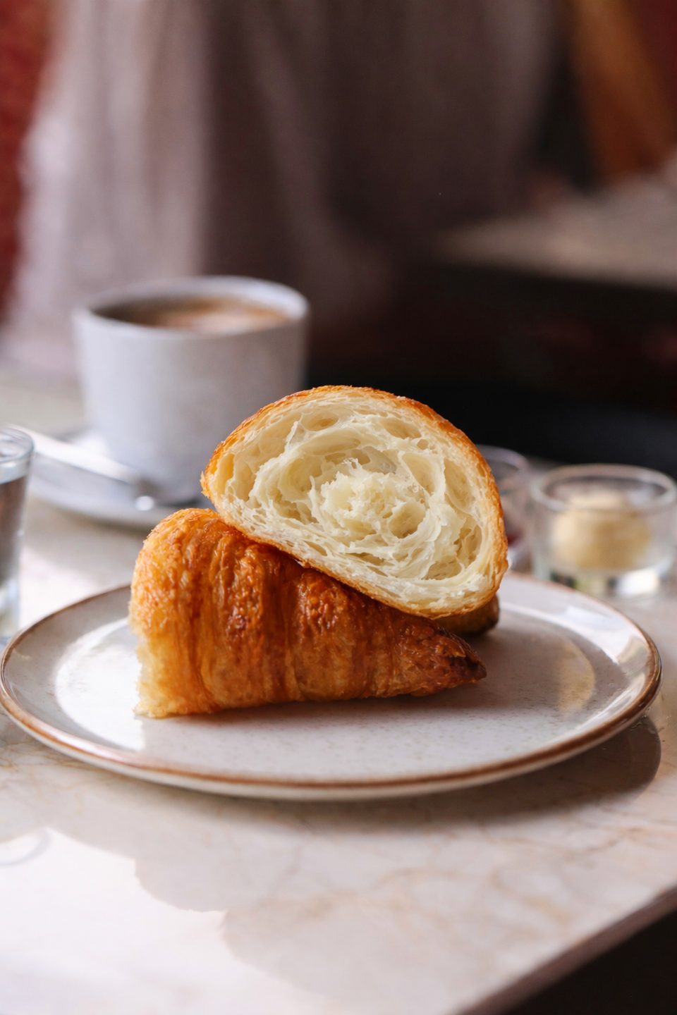 A traditional Mundo Pão do Olivier croissant broken open